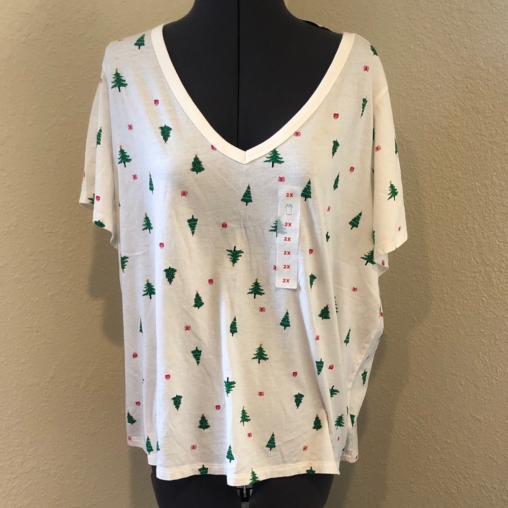 Old Navy Everywear Women's White V-Neck Holiday Tree Print Top